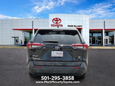 Used 2022 Toyota RAV4 LE AWD/4WD image 4