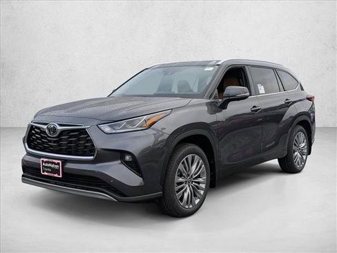New 2025 Toyota Highlander Platinum image 4