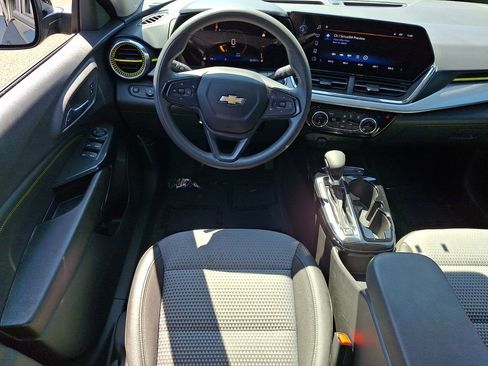 Used 2025 Chevrolet Trax LT FWD image 22