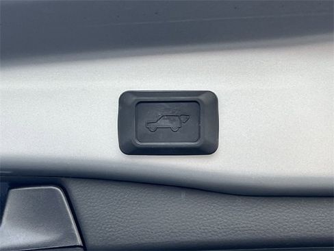 Used 2025 Toyota RAV4 XLE Premium image 33