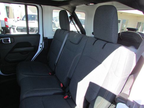 Used 2025 Jeep Wrangler Unlimited Sahara image 35