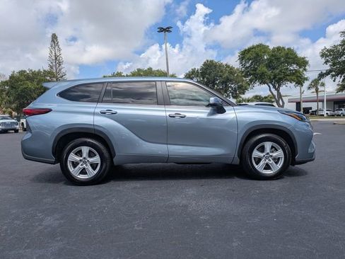 Used 2023 Toyota Highlander LE FWD image 3