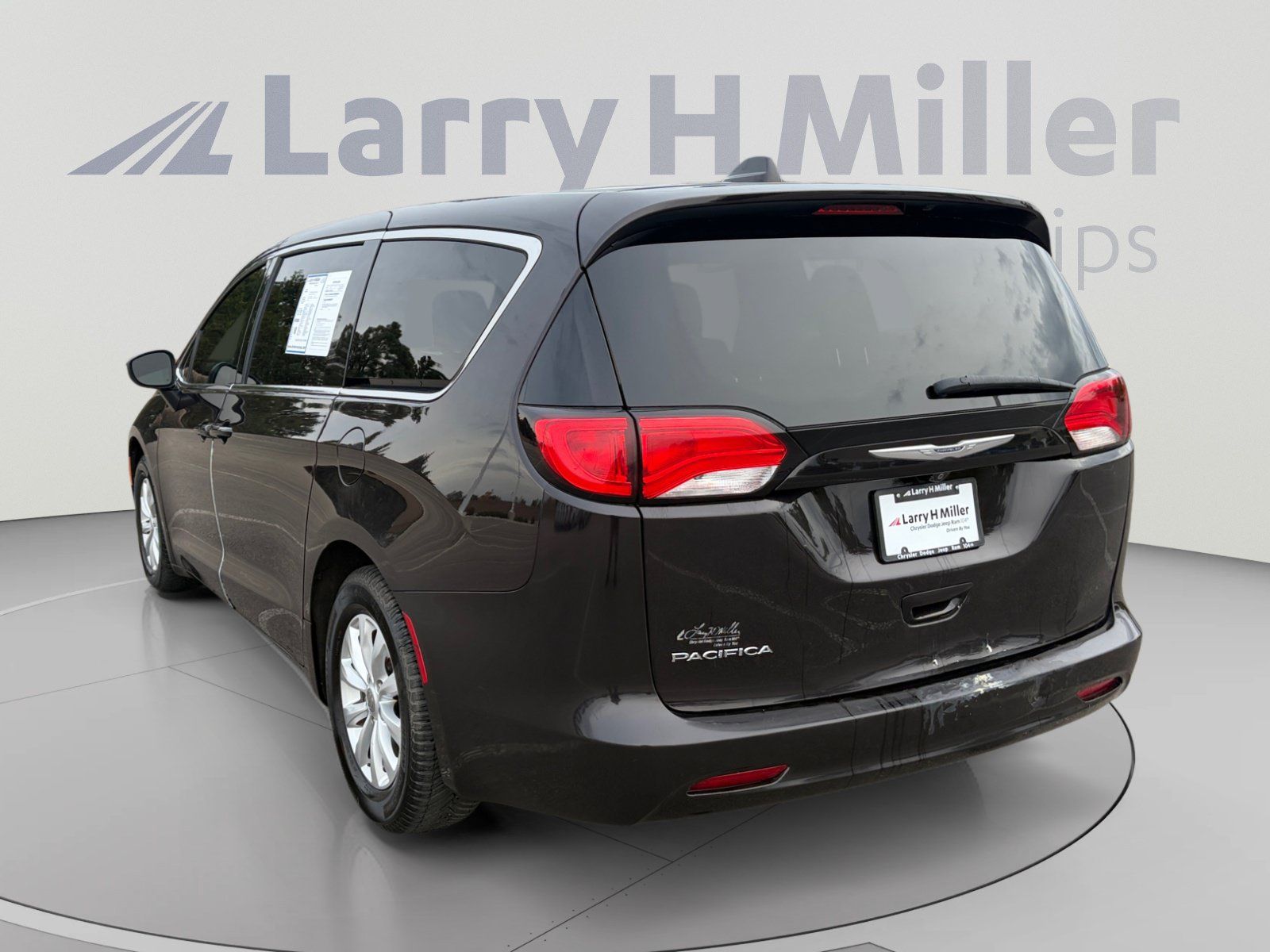 Used 2017 Chrysler Pacifica Touring w/ Tire & Wheel Group FWD image 4