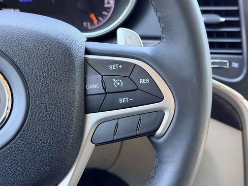 Used 2017 Jeep Grand Cherokee Laredo w/ Quick Order Package 23E AWD/4WD image 8