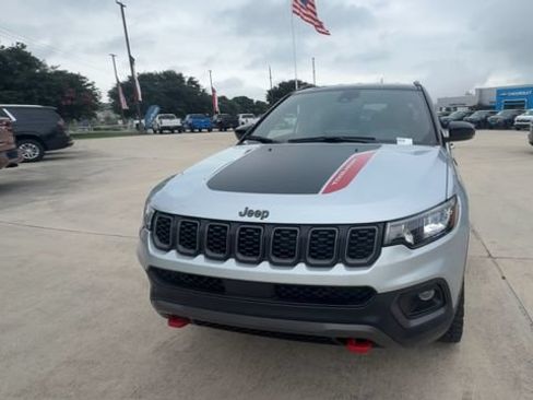 Used 2025 Jeep Compass Trailhawk w/ Trailer Tow Group AWD/4WD image 3