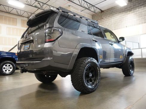 Used 2017 Toyota 4Runner SR5 AWD/4WD image 4