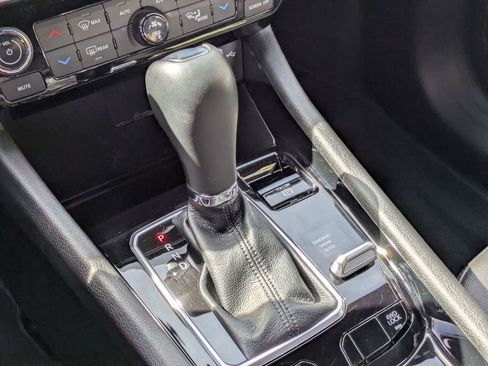 Used 2025 Jeep Compass Limited image 22