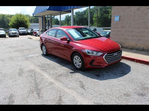 Used 2017 Hyundai Elantra SE FWD image 1
