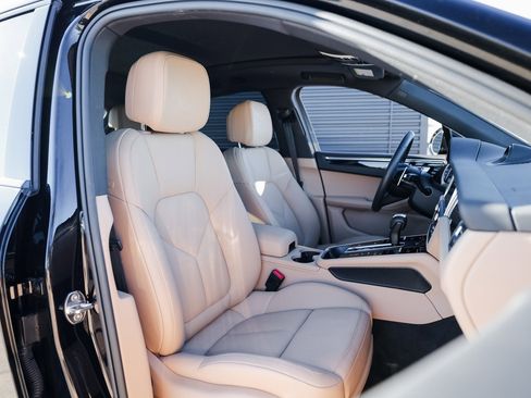 Certified 2025 Porsche Macan image 29