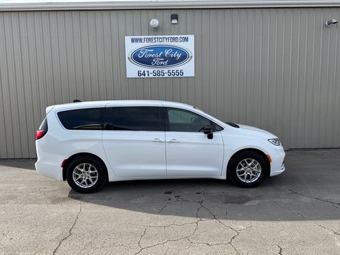 Used 2025 Chrysler Pacifica Select FWD image 6