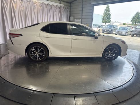 Used 2018 Toyota Camry SE w/ Convenience Package image 4
