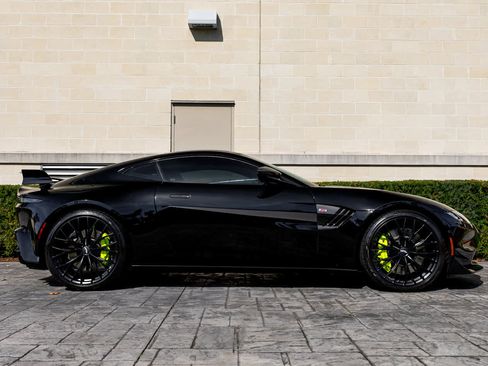 Used 2023 Aston Martin V8 Vantage Coupe image 21