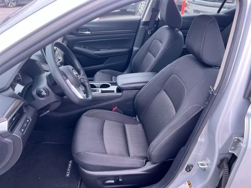Used 2024 Nissan Altima 2.5 SV FWD image 11