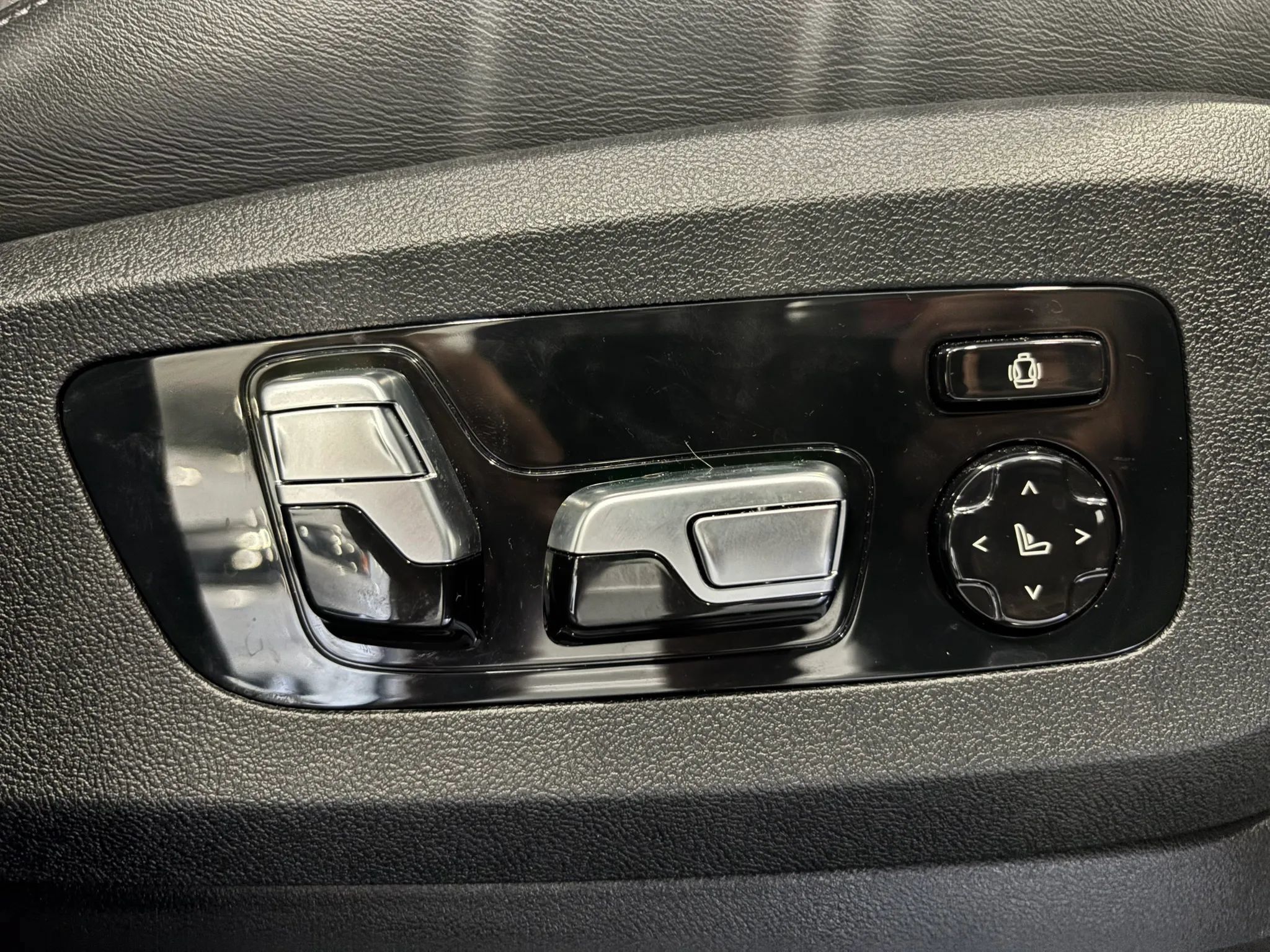 Used 2020 BMW X5 M w/ Executive Package AWD/4WD image 22