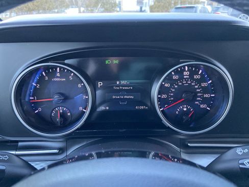 Used 2024 Kia Carnival LX image 18