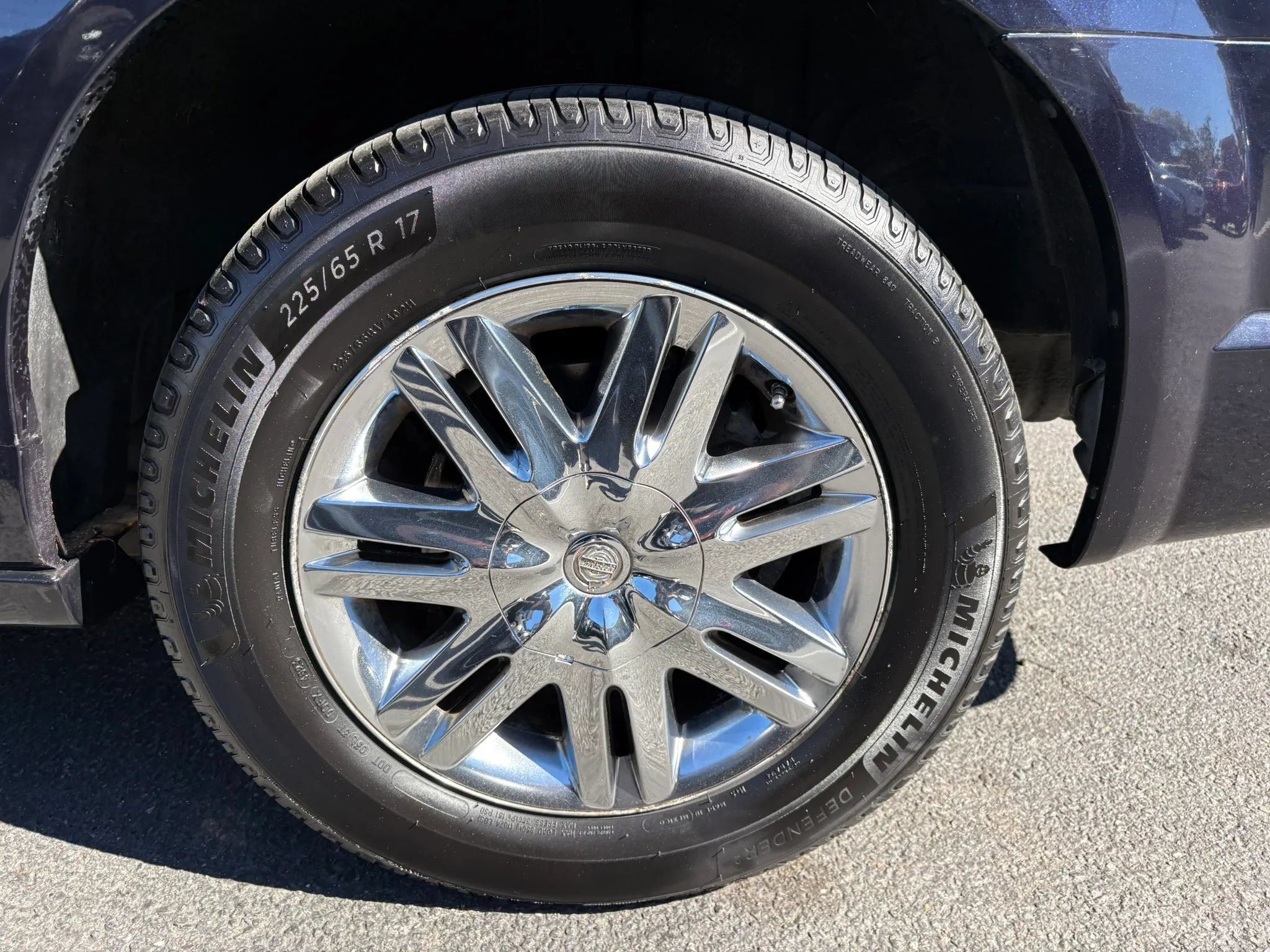 Used 2010 Chrysler Town & Country Limited w/ Entertainment Group #3 FWD image 28