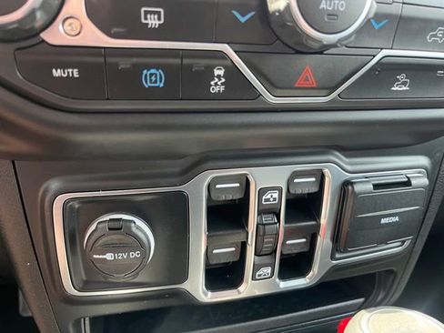 Used 2022 Jeep Wrangler Unlimited Sahara image 33