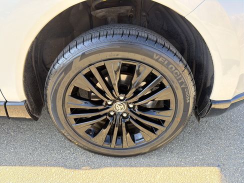 Used 2023 Toyota Venza image 12