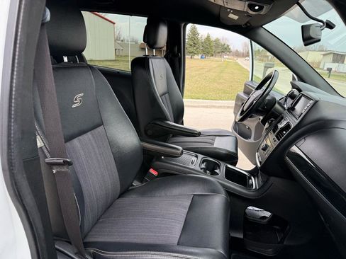 Used 2014 Chrysler Town & Country S image 28