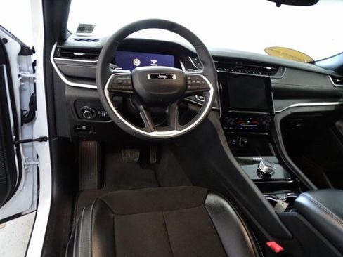 Certified 2023 Jeep Grand Cherokee Altitude image 5