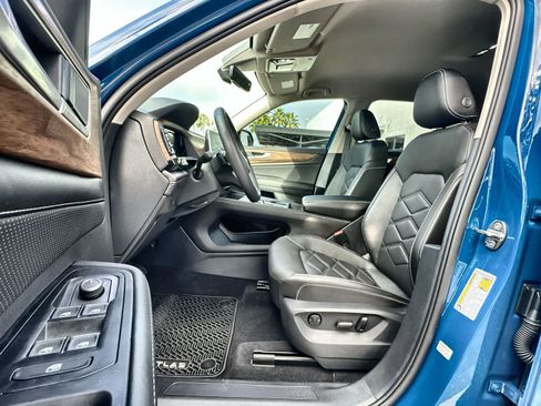 Used 2025 Volkswagen Atlas SE image 2