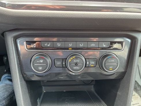Used 2020 Volkswagen Tiguan SEL AWD/4WD image 46