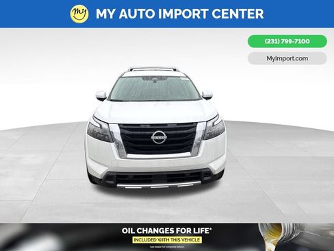 Used 2025 Nissan Pathfinder SL AWD/4WD image 2
