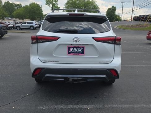 Used 2023 Toyota Highlander Limited FWD image 4