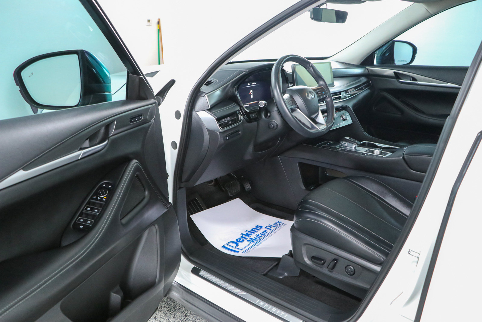 Used 2023 INFINITI QX60 Luxe w/ Cargo Package AWD/4WD image 3