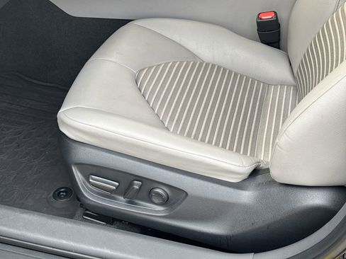 Used 2024 Toyota Camry SE w/ Convenience Package image 17