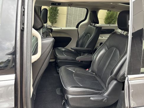 Used 2018 Chrysler Pacifica Limited w/ Advanced Safetytec Group image 30