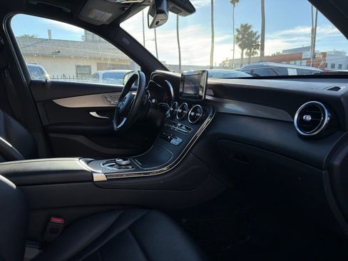 Used 2019 Mercedes-Benz GLC 300 w/ Premium Package image 34