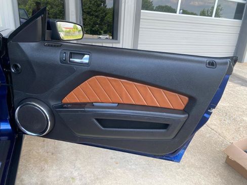Used 2010 Ford Mustang Convertible RWD image 22