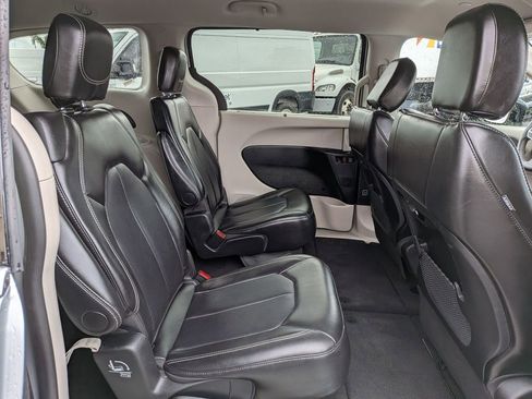 Used 2024 Chrysler Pacifica Touring-L image 28