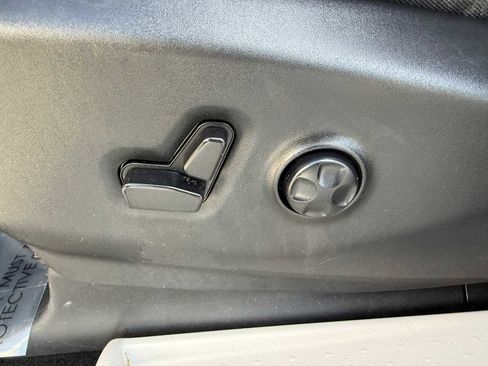 Used 2023 Chrysler Pacifica Touring-L FWD image 15