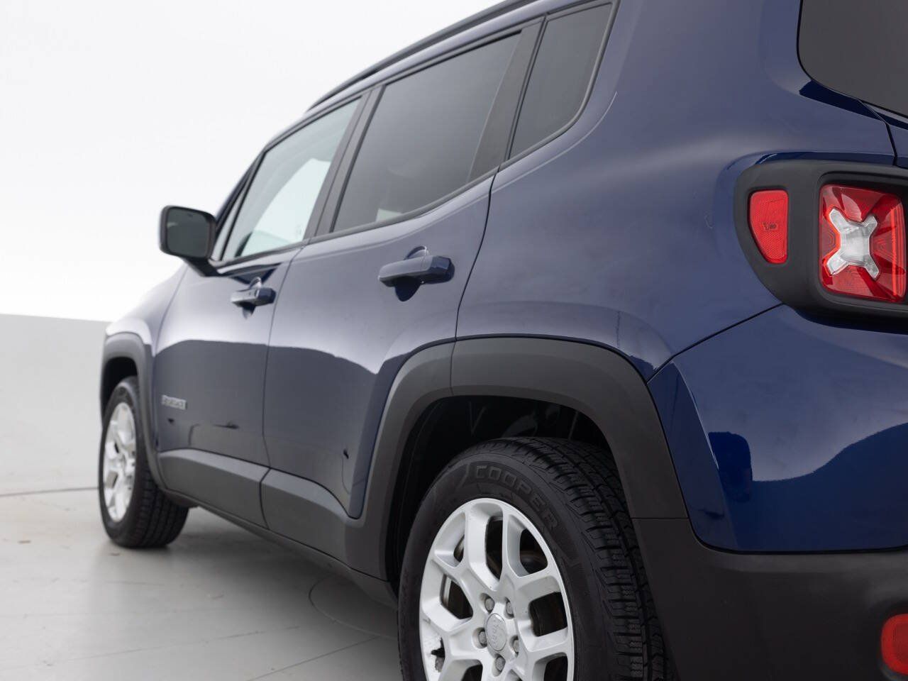 Used 2016 Jeep Renegade Latitude FWD image 13