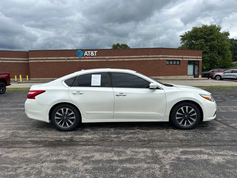 Used 2017 Nissan Altima 2.5 SV w/ Convenience Package FWD image 8