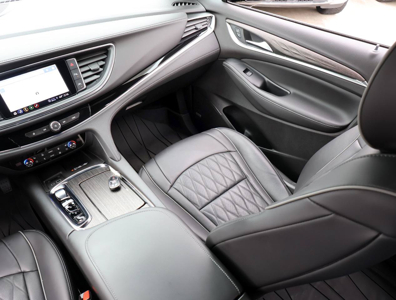 Used 2022 Buick Enclave Avenir w/ Avenir Technology Package FWD image 18
