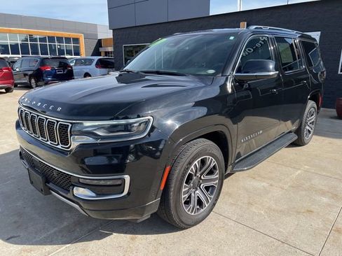 Certified 2024 Jeep Wagoneer Series II w/ Flexible Seating Group AWD/4WD image 3