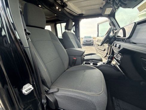 Used 2025 Jeep Wrangler Sahara image 24