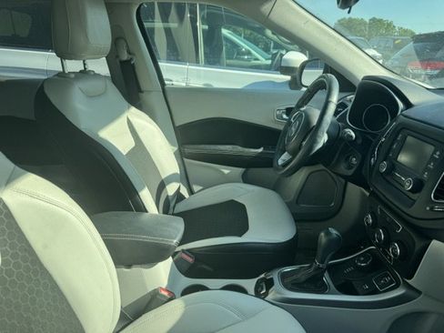 Used 2018 Jeep Compass Latitude w/ Cold Weather Group AWD/4WD image 7