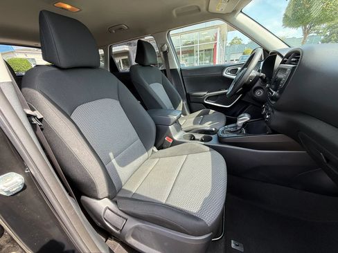 Used 2022 Kia Soul LX FWD image 14