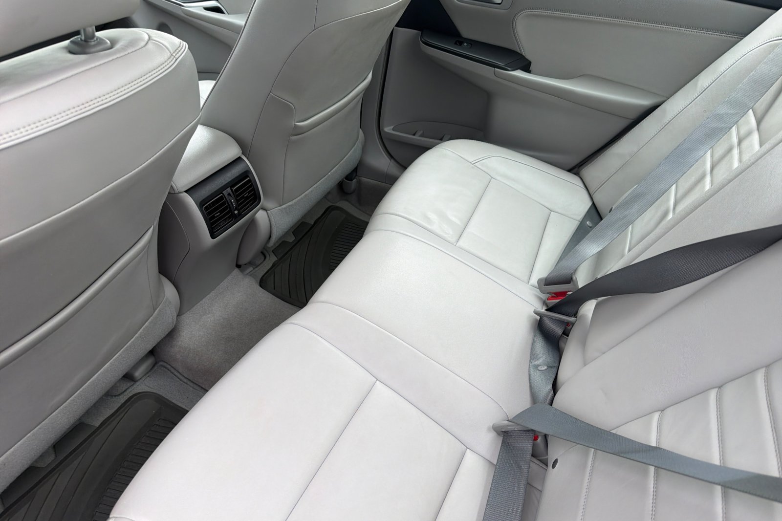 Used 2015 Toyota Camry XLE FWD image 16