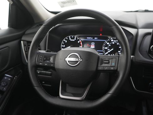 Used 2025 Nissan Rogue SV image 17