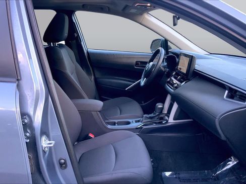 Certified 2025 Toyota Corolla Cross LE w/ Moonroof Package AWD/4WD image 9
