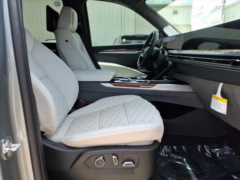 Used 2026 Cadillac Escalade ESV Platinum Sport w/ LPO, ONYX Package AWD/4WD image 9