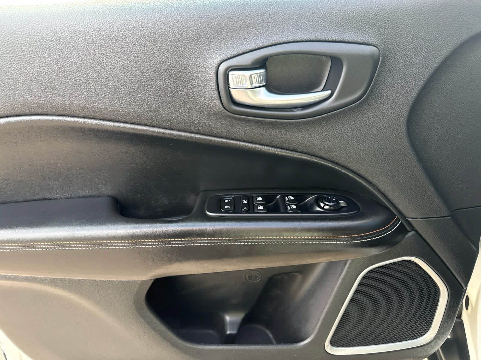 Used 2019 Jeep Compass Latitude w/ Popular Equipment Group AWD/4WD image 10