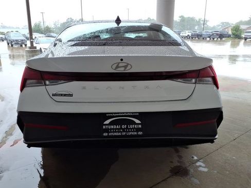 New 2026 Hyundai Elantra SE FWD image 3