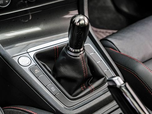 Used 2017 Volkswagen GTI SE image 27