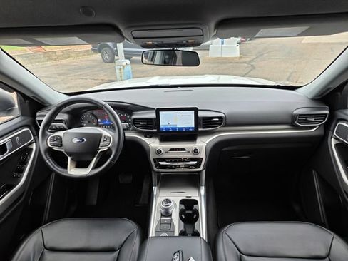 Used 2022 Ford Explorer XLT w/ Equipment Group 202A AWD/4WD image 16
